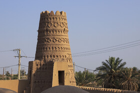 کاروانسرای شفیعآباد ، که قدمتش به دوره قاجاریه برمیگردد، به علت محل قرارگیری آن و همنشینی با کلوتها، از روزگاران قدیم بهعنوان آخرین توقفگاه کاروانها پیش از ورود به کویر بهحساب میآید.