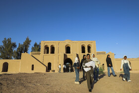 کاروانسرای شفیعآباد ، که قدمتش به دوره قاجاریه برمیگردد، به علت محل قرارگیری آن و همنشینی با کلوتها، از روزگاران قدیم بهعنوان آخرین توقفگاه کاروانها پیش از ورود به کویر بهحساب میآید.