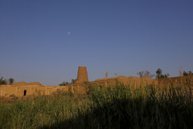 کاروانسرای شفیعآباد ، که قدمتش به دوره قاجاریه برمیگردد، به علت محل قرارگیری آن و همنشینی با کلوتها، از روزگاران قدیم بهعنوان آخرین توقفگاه کاروانها پیش از ورود به کویر بهحساب میآید.