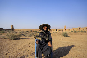  زنان روستای گردشگری شفیع‌آباد شهداد، با تشکیل تعاونی تولید صنایع‌ دستی و سوغات نه‌تنها برای ۱۵۰ زن فرصت شغلی پایدار ایجاد کردند، بلکه با اختصاص ۱۵ درصد از درآمد خود برای احیای قنات‌ها و پوشش گیاهی، روح زندگی را به زمین خشک کویر بازگرداندند.