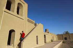 کاروانسرای شفیعآباد ، که قدمتش به دوره قاجاریه برمیگردد، به علت محل قرارگیری آن و همنشینی با کلوتها، از روزگاران قدیم بهعنوان آخرین توقفگاه کاروانها پیش از ورود به کویر بهحساب میآید.