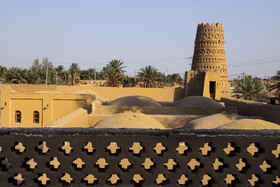 کاروانسرای شفیعآباد ، که قدمتش به دوره قاجاریه برمیگردد، به علت محل قرارگیری آن و همنشینی با کلوتها، از روزگاران قدیم بهعنوان آخرین توقفگاه کاروانها پیش از ورود به کویر بهحساب میآید.