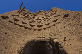 کاروانسرای شفیعآباد ، که قدمتش به دوره قاجاریه برمیگردد، به علت محل قرارگیری آن و همنشینی با کلوتها، از روزگاران قدیم بهعنوان آخرین توقفگاه کاروانها پیش از ورود به کویر بهحساب میآید.