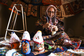 زنان روستای گردشگری شفیعآباد شهداد، با تشکیل تعاونی تولید صنایع دستی و سوغات نهتنها برای ۱۵۰ زن فرصت شغلی پایدار ایجاد کردند، بلکه با اختصاص ۱۵ درصد از درآمد خود برای احیای قناتها و پوشش گیاهی، روح زندگی را به زمین خشک کویر بازگرداندند.