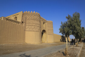  کاروانسرای شفیع‌آباد ، که قدمتش به دوره قاجاریه برمی‌گردد، به علت محل قرارگیری آن و هم‌نشینی با کلوت‌ها، از روزگاران قدیم به‌عنوان آخرین توقفگاه کاروان‌ها پیش از ورود به کویر به‌حساب می‌آید.