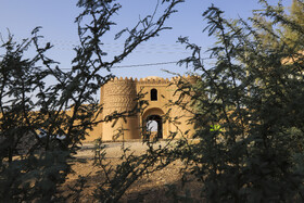 کاروانسرای شفیع‌آباد ، که قدمتش به دوره قاجاریه برمی‌گردد، به علت محل قرارگیری آن و هم‌نشینی با کلوت‌ها، از روزگاران قدیم به‌عنوان آخرین توقفگاه کاروان‌ها پیش از ورود به کویر به‌حساب می‌آید.