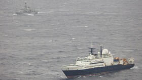 تصویری از همراهی زیردریایی روس با کشتی تحقیقاتی مسکو تا آب‌های انگلیس