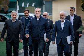  مسعود پزشکیان، رئیس جمهور و محسن اسماعیلی، معاون امور مجلس رئیس جمهور در بازدید از معاونت راهبردی نهاد ریاست جمهوری