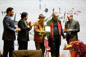 اعطای نشان «اصالت ایرانی» به علی نصیریان در آیین یلدای مهان