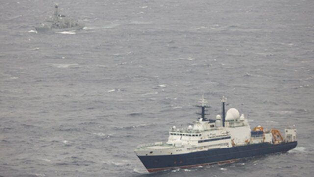 تصویری از همراهی زیردریایی روس با کشتی تحقیقاتی مسکو تا آب‌های انگلیس