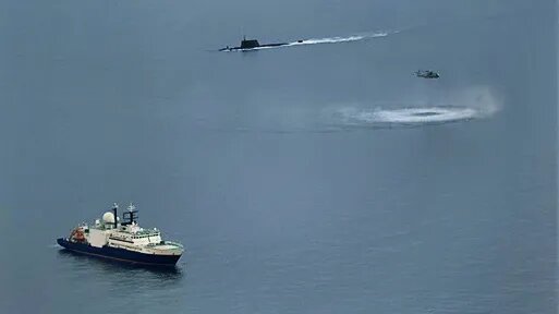 تصویری از همراهی زیردریایی روس با کشتی تحقیقاتی مسکو تا آبهای انگلیس