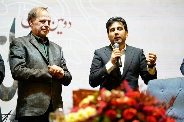 اعطای نشان «اصالت ایرانی» به علی نصیریان در آیین یلدای مهان