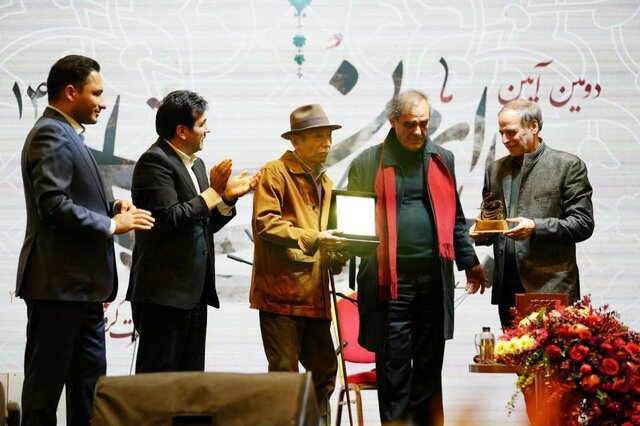 اعطای نشان «اصالت ایرانی» به علی نصیریان در آیین یلدای مهان