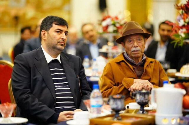 اعطای نشان «اصالت ایرانی» به علی نصیریان در آیین یلدای مهان