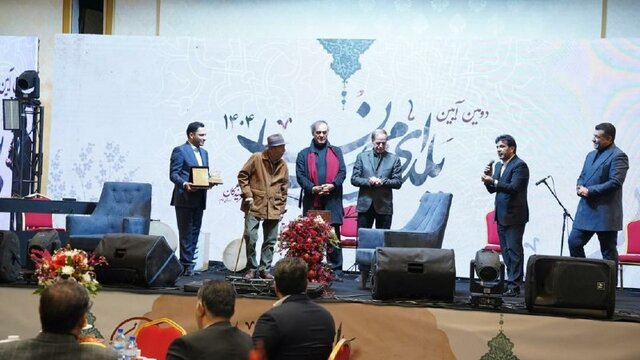 اعطای نشان «اصالت ایرانی» به علی نصیریان در آیین یلدای مهان