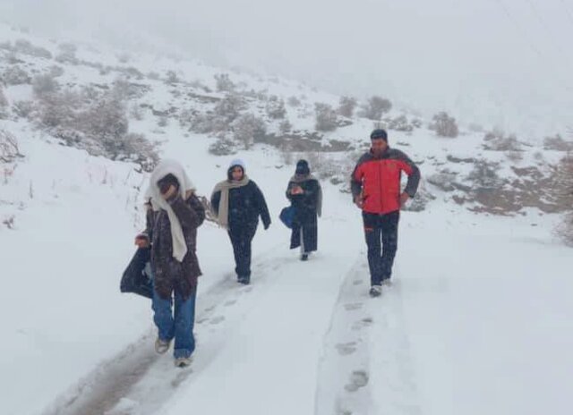 نجات ۳ بانوی گرفتار در برف در ارتفاعات شهرستان دنا