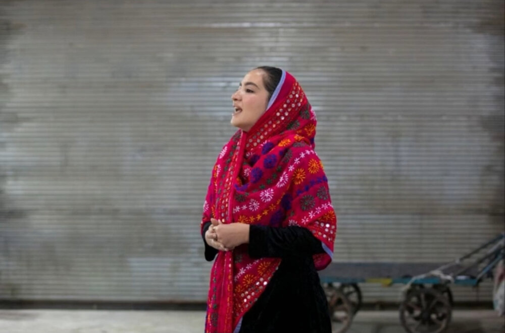 گزارشی از دختری که در بازار تاریخی اراک شاهنامه خوانی می‌کند