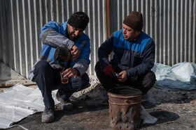 کارگران انبار تخلیه شکر خام در حال استراحت هستند.