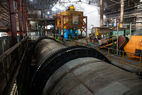 در این مرحله(دیفوزیون) چغندرهای خلالی شده وارد یک مخزن استوانه ای شکل خواهند شد که در داخل آن عملیات چرخشی صورت می پذیرد. انجام این کار با استفاده از آب انجام می شود و به طور کامل ساکارز از چغندر گرفته می شود.