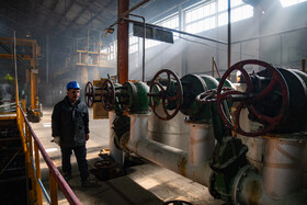 یکی از کارگران کارخانه قند اصفهان در سالن اصلی کارخانه.