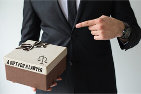 هدیه برای وکیل به مناسبت روز مرد یا روز وکیل