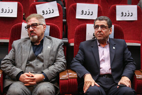 از راست دکتر عبدالرضا جوان جعفری، رئیس دانشگاه فردوسی، حبیب رجبی‌مشهدی، معاون پژوهش و فناوری دانشگاه فردوسی مشهد در اختتامیه هفته پژوهش در دانشگاه فردوسی مشهد