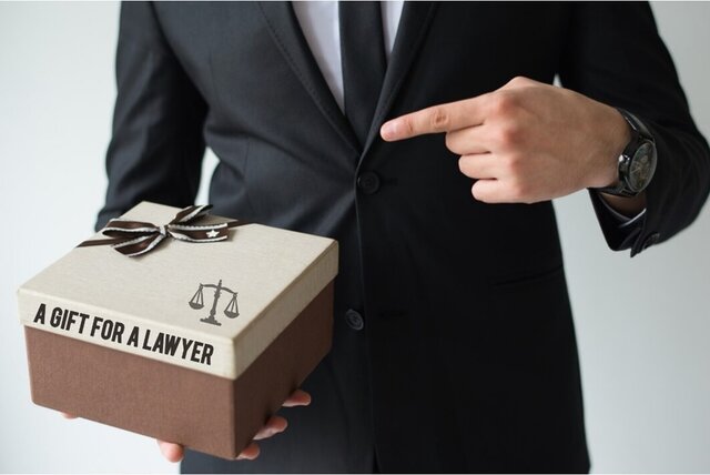 هدیه برای وکیل به مناسبت روز مرد یا روز وکیل