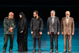 از سمت راست سیدعباس صالحی، وزیر فرهنگ و ارشاد اسلامی، زینب سلیمانی و ایرج مسجدی، معاون هماهنگ‌کننده نیروی قدس سپاه در اجرای سمفونی «ایران مرد»