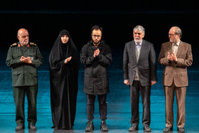 از سمت راست سیدعباس صالحی، وزیر فرهنگ و ارشاد اسلامی، زینب سلیمانی و ایرج مسجدی، معاون هماهنگ‌کننده نیروی قدس سپاه در اجرای سمفونی «ایران مرد»