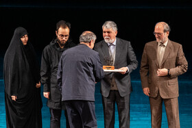 تقدیر از خانواده شهدا در حاشیه اجرای سمفونی «ایران مرد»