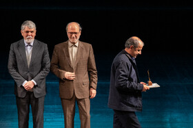 تقدیر از خانواده شهدا در حاشیه اجرای سمفونی «ایران مرد»