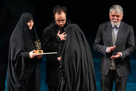 تقدیر از خانواده شهدا در حاشیه اجرای سمفونی «ایران مرد»