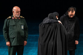 تقدیر از خانواده شهدا در حاشیه اجرای سمفونی «ایران مرد»