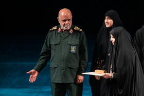 تقدیر از خانواده شهدا در حاشیه اجرای سمفونی «ایران مرد»