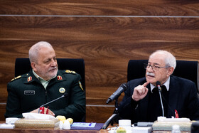 یحیی غدار، دبیرکل مجمع جهانی حمایت از مقاومت و اسماعیل احمدی مقدم، رییس دانشگاه عالی دفاع ملی در نشست تخصصی تبیین روایت‌ها و پاسخ به شبهات جنگ ۱۲ روزه ایران و رژیم صهیونیستی