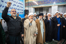 حضور آیت الله اعرافی مدیر حوزه های علمیه کشور، آیت الله حسینی بوشهری رئیس جامعه مدرسین حوزه علمیه قم، آیت الله محسن اراکی و سردار میرحیدری فرمانده انتظامی قم در اجتماع مردم قم در یوم الله 9 دی - مدرسه فیضیه