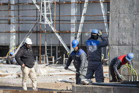 شرکت پالایش نفت اصفهان به‌عنوان تأمین‌کننده خوراک پنج شرکت بزرگ تولیدی نقش مهمی در اقتصاد کشور ایفا می‌کند. وکیوم باتوم، نفت سفید ویژه، نفتا، پلاتفرمیت و روغن پایه به‌عنوان محصولات ویژه‌ای هستند که خوراک شرکت‌های نفت جی، صنایع شیمیایی ایران، پتروشیمی اراک، پتروشیمی اصفهان و نفت سپاهان را تشکیل می‌دهند.