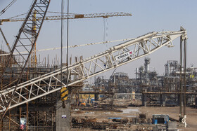 خوراک پالایشگاه، نفت خام مارون اهواز است که توسط لوله‌های ۳۲ و ۳۶ اینچی به طول ۴۳۰ کیلومتر پس از گذشتن از هفت تلمبه‌خانه مارون، رامهرمز، باغ ملک، ایذه، دهدز، گندمکار و اصفهان وارد پالایشگاه شده و در مخازن مربوطه تصفیه می‌گردد.
شرکت پالایش نفت اصفهان در کنار پالایش نفت خام و تولید فرآورده‌های نفتی تأمین خوراک صنایع پایین‌دستی (شرکت‌های پتروشیمی اصفهان، پتروشیمی اراک، نفت سپاهان، پالایش نفت جی و صنایع شیمیایی ایران) بر عهده دارد و هم‌اکنون حدود ۲۲% از فرآورده‌های نفتی موردنیاز کشور را تولید ‌می‌نماید.