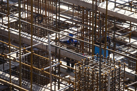 شرکت پالایش نفت اصفهان به‌عنوان تأمین‌کننده خوراک پنج شرکت بزرگ تولیدی نقش مهمی در اقتصاد کشور ایفا می‌کند. وکیوم باتوم، نفت سفید ویژه، نفتا، پلاتفرمیت و روغن پایه به‌عنوان محصولات ویژه‌ای هستند که خوراک شرکت‌های نفت جی، صنایع شیمیایی ایران، پتروشیمی اراک، پتروشیمی اصفهان و نفت سپاهان را تشکیل می‌دهند.