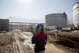 شرکت پالایش نفت اصفهان به‌عنوان تأمین‌کننده خوراک پنج شرکت بزرگ تولیدی نقش مهمی در اقتصاد کشور ایفا می‌کند. وکیوم باتوم، نفت سفید ویژه، نفتا، پلاتفرمیت و روغن پایه به‌عنوان محصولات ویژه‌ای هستند که خوراک شرکت‌های نفت جی، صنایع شیمیایی ایران، پتروشیمی اراک، پتروشیمی اصفهان و نفت سپاهان را تشکیل می‌دهند.