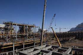 طراحی اولیه و ساخت این پالایشگاه با مشارکت دو شرکت مشترک آمریکایی و آلمانی به نام فلور و تیسن در فاصله سالهای ۵۴ تا ۵۷ انجام‌گرفته و قبل از پیروزی انقلاب شکوهمند اسلامی ۹۰ درصد کارهای ساختمانی آن پایان‌یافته بود؛ بلافاصله پس از انقلاب به همت کارشناسان و کارکنان داخلی، پالایشگاه تکمیل و بدون حضور هیچ نیروی خارجی در بهمن‌ماه سال ۵۸ راه‌اندازی گردید.