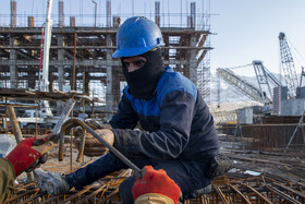 طراحی اولیه و ساخت این پالایشگاه با مشارکت دو شرکت مشترک آمریکایی و آلمانی به نام فلور و تیسن در فاصله سالهای ۵۴ تا ۵۷ انجام‌گرفته و قبل از پیروزی انقلاب شکوهمند اسلامی ۹۰ درصد کارهای ساختمانی آن پایان‌یافته بود؛ بلافاصله پس از انقلاب به همت کارشناسان و کارکنان داخلی، پالایشگاه تکمیل و بدون حضور هیچ نیروی خارجی در بهمن‌ماه سال ۵۸ راه‌اندازی گردید.