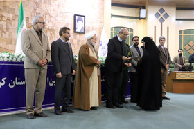 تجلیل از خانواده شهدا در مراسم تجلیل از قهرمانان و مدال آوران ورزش کرمانشاه