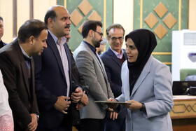 تقدیر از فاطمه واحدی سرمربی تیم ملی ترای اتلن کشور در مراسم تجلیل از قهرمانان و مدال آوران ورزش کرمانشاه