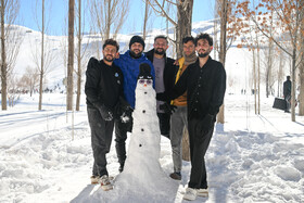 تعدادی گردشگر غیر بومی در دامنه برفی زاگرس