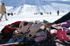 «کودکی» که از سرما به پتوی خود پناه آورده 