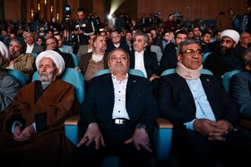 از راست غلامحسین مظفری، استاندار خراسان رضوی، علیرضا کاظمی، وزیر آموزش و پرورش و پدر وزیر آموزش و پرورش در سومین رویداد اعطای نشان مشهدالرضا (ع)