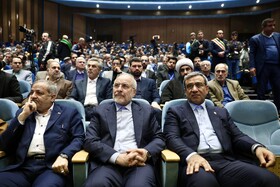 از راست غلامحسین مظفری، استاندار خراسان رضوی، محمدباقر قالیباف، رئیس مجلس شورای اسلامی و علیرضا کاظمی، وزیر آموزش و پرورش در سومین رویداد اعطای نشان مشهدالرضا (ع)