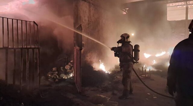 مهار آتش‌سوزی بامدادی یک انبار لباس بعد از ۱۲ ساعت عملیات/ این حادثه تلفات جانی نداشت