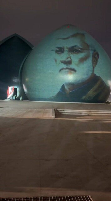 مزیّن شدن «یادمان شهید» در بغداد به تصاویر شهیدان سلیمانی و ابومهدی